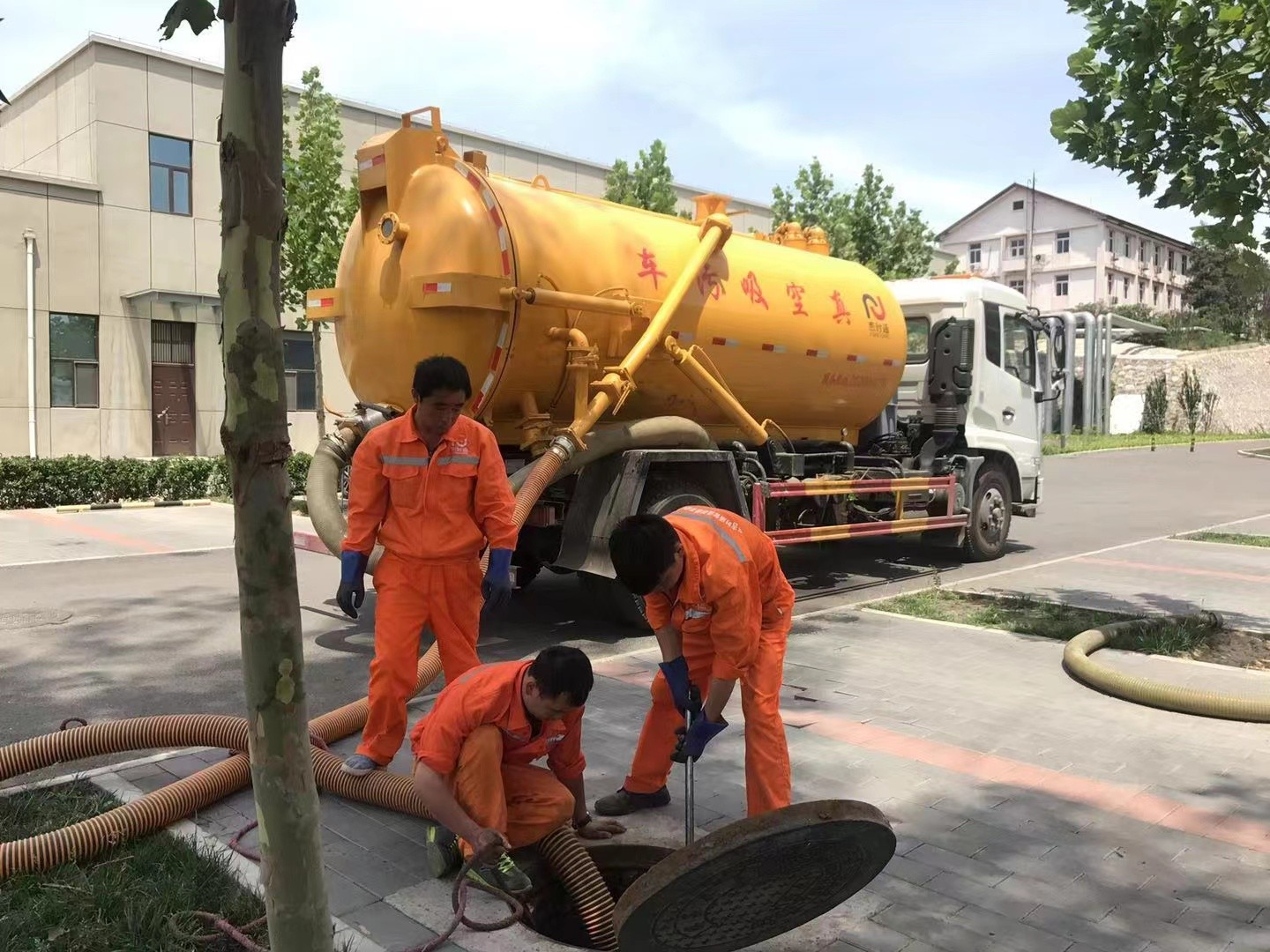 江阴管道疏通车停在窨井附近