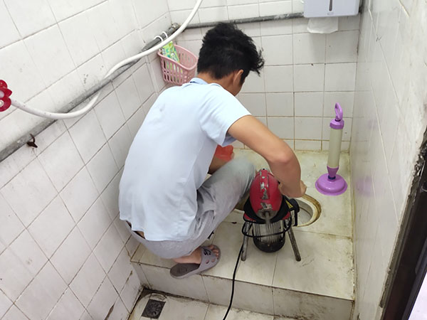 江阴管道堵塞冒臭气 专业师傅现场解决问题