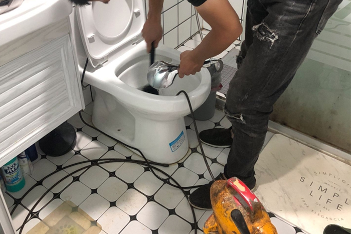 江阴马桶堵塞自己疏通还是找师傅?专业上门服务让你省时更省心